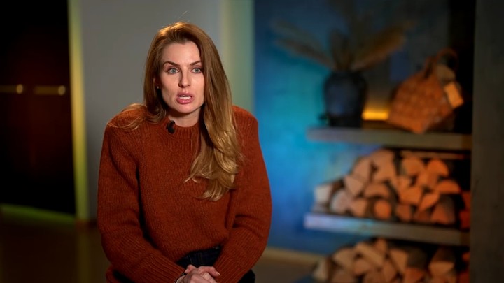 Bez servítky, Becca, Moderátorka